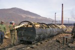 Процес завантаження дрів у вагонетки перед спалюванням, Свалявський лісохімкомбінат