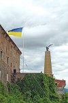 Мури замку Паланок і пам'ятник 1000-ліття віднайдення Вітчизни угорським народом